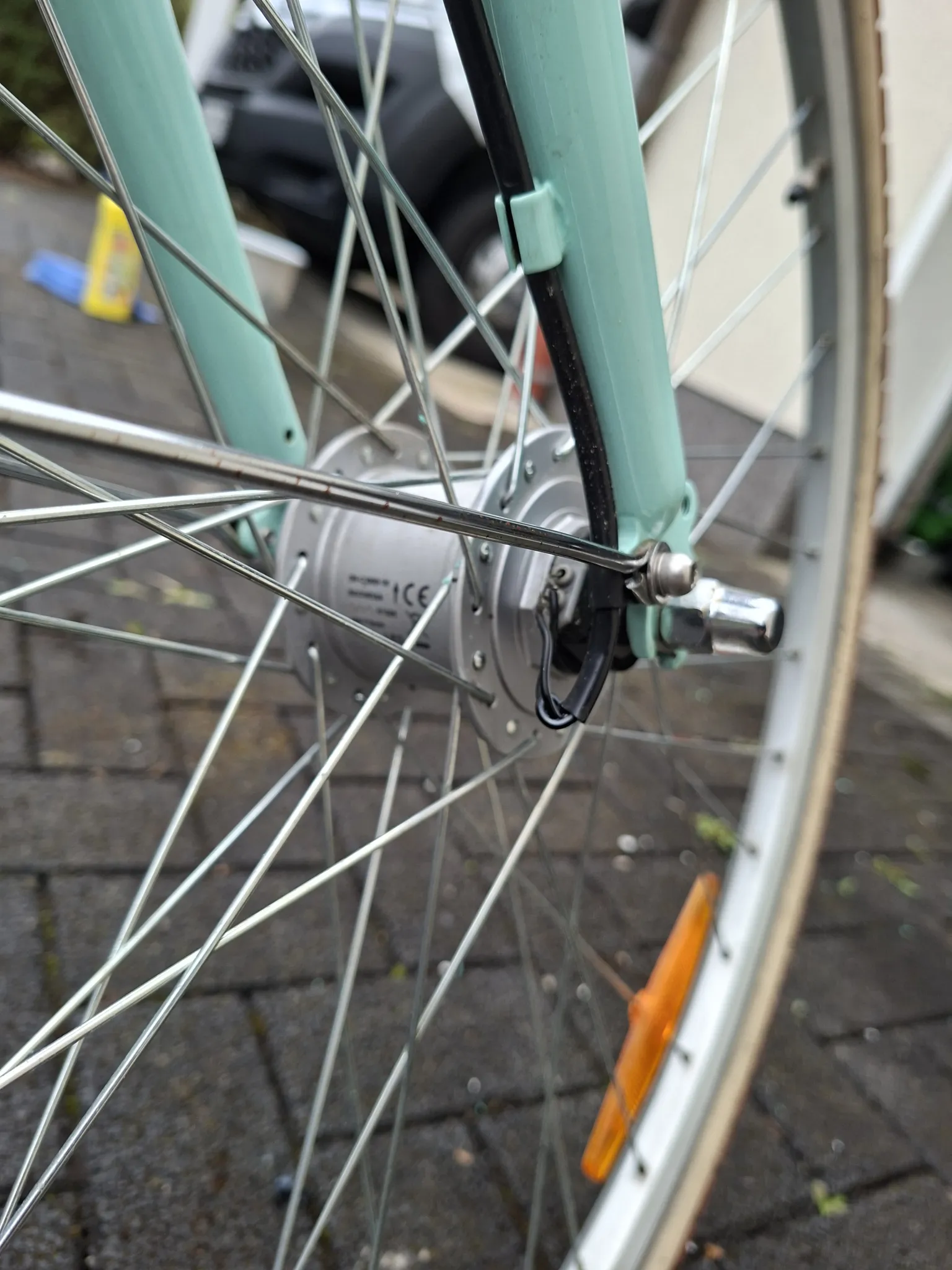 Die Farbe des Damenrades ist türkis. Es ist wenig gelaufen und daher wie neu. Es stand in der Garage. Ich habe meiner Frau jetzt ein E-bike geschenkt, weshalb sie sich  schweren Herzens von dem Cityrad trennt.