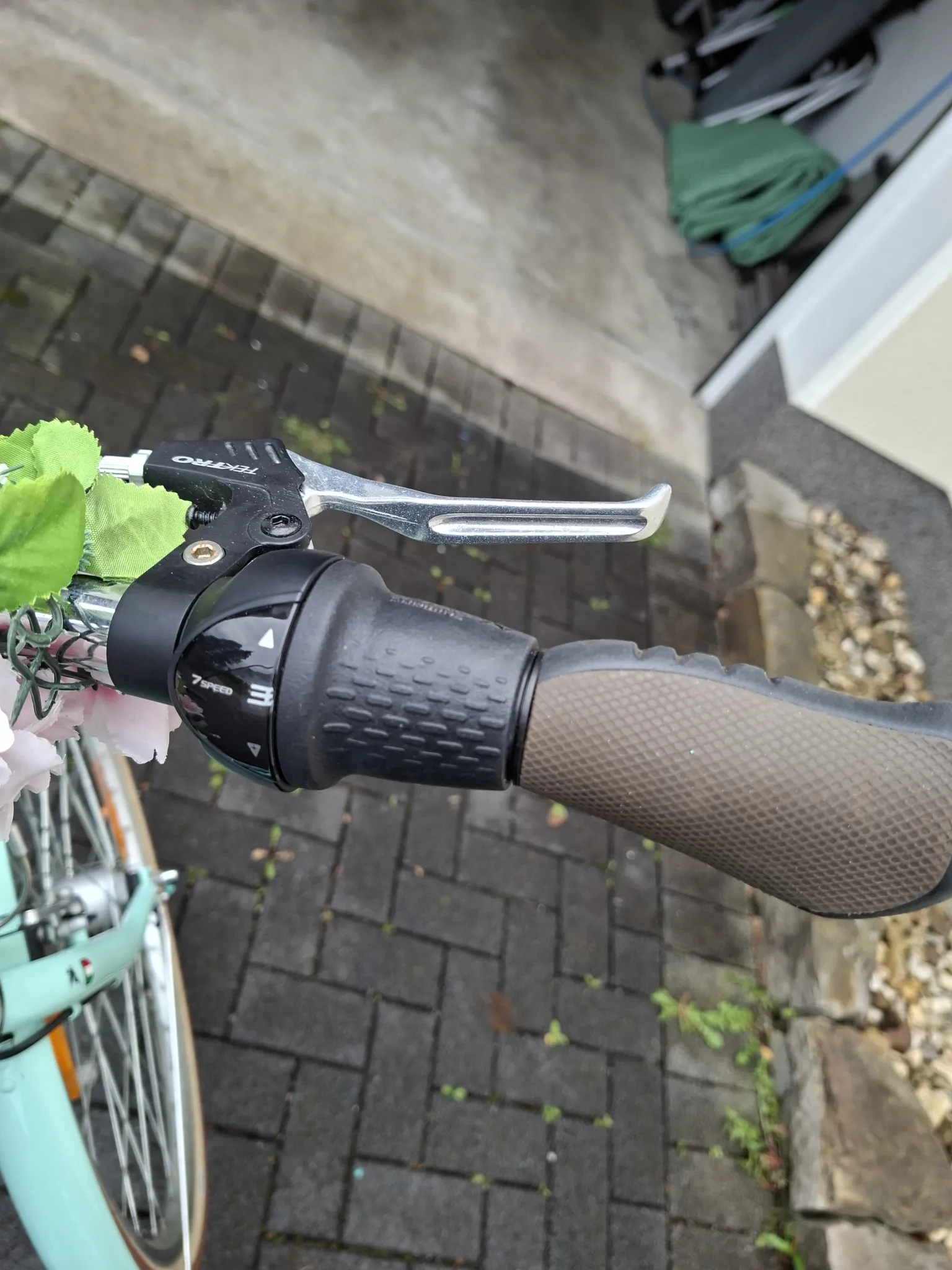 Die Farbe des Damenrades ist türkis. Es ist wenig gelaufen und daher wie neu. Es stand in der Garage. Ich habe meiner Frau jetzt ein E-bike geschenkt, weshalb sie sich  schweren Herzens von dem Cityrad trennt.