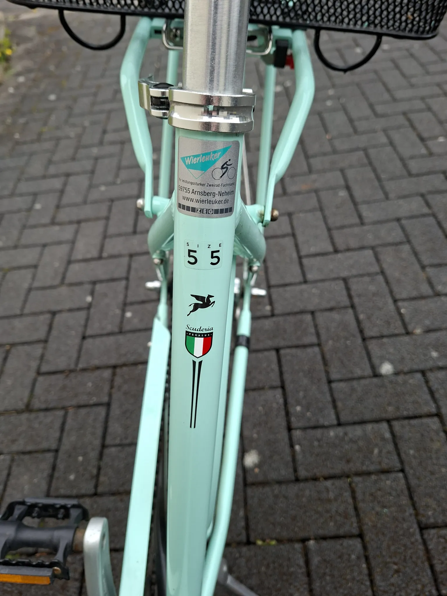 Die Farbe des Damenrades ist türkis. Es ist wenig gelaufen und daher wie neu. Es stand in der Garage. Ich habe meiner Frau jetzt ein E-bike geschenkt, weshalb sie sich  schweren Herzens von dem Cityrad trennt.