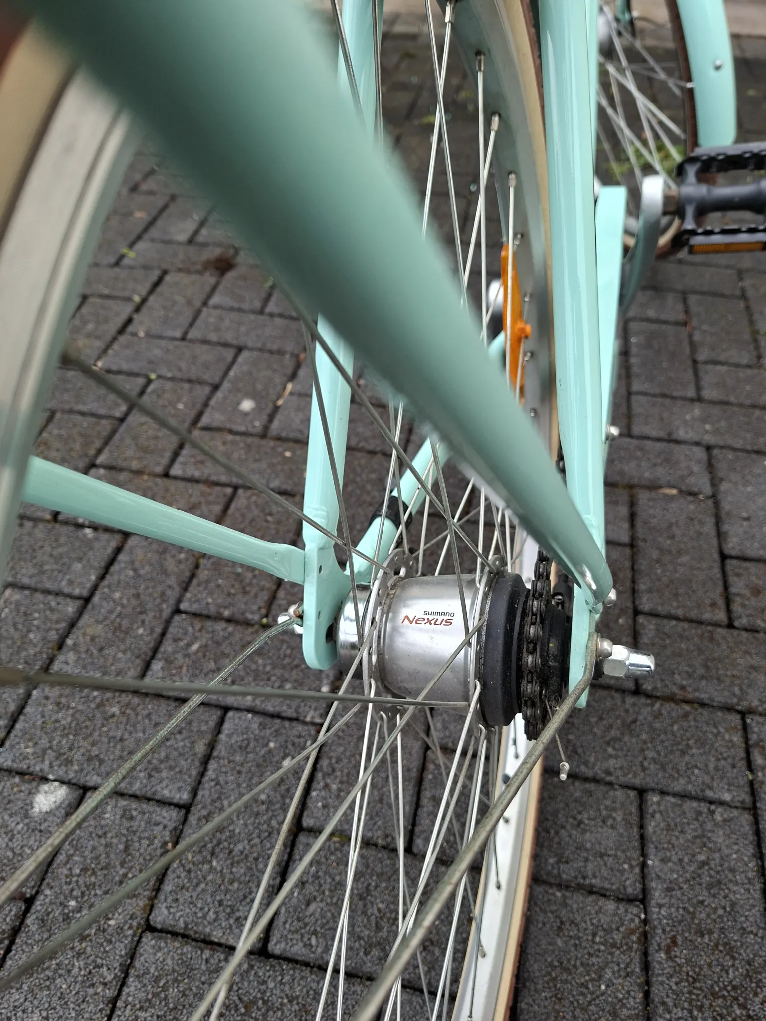 Die Farbe des Damenrades ist türkis. Es ist wenig gelaufen und daher wie neu. Es stand in der Garage. Ich habe meiner Frau jetzt ein E-bike geschenkt, weshalb sie sich  schweren Herzens von dem Cityrad trennt.