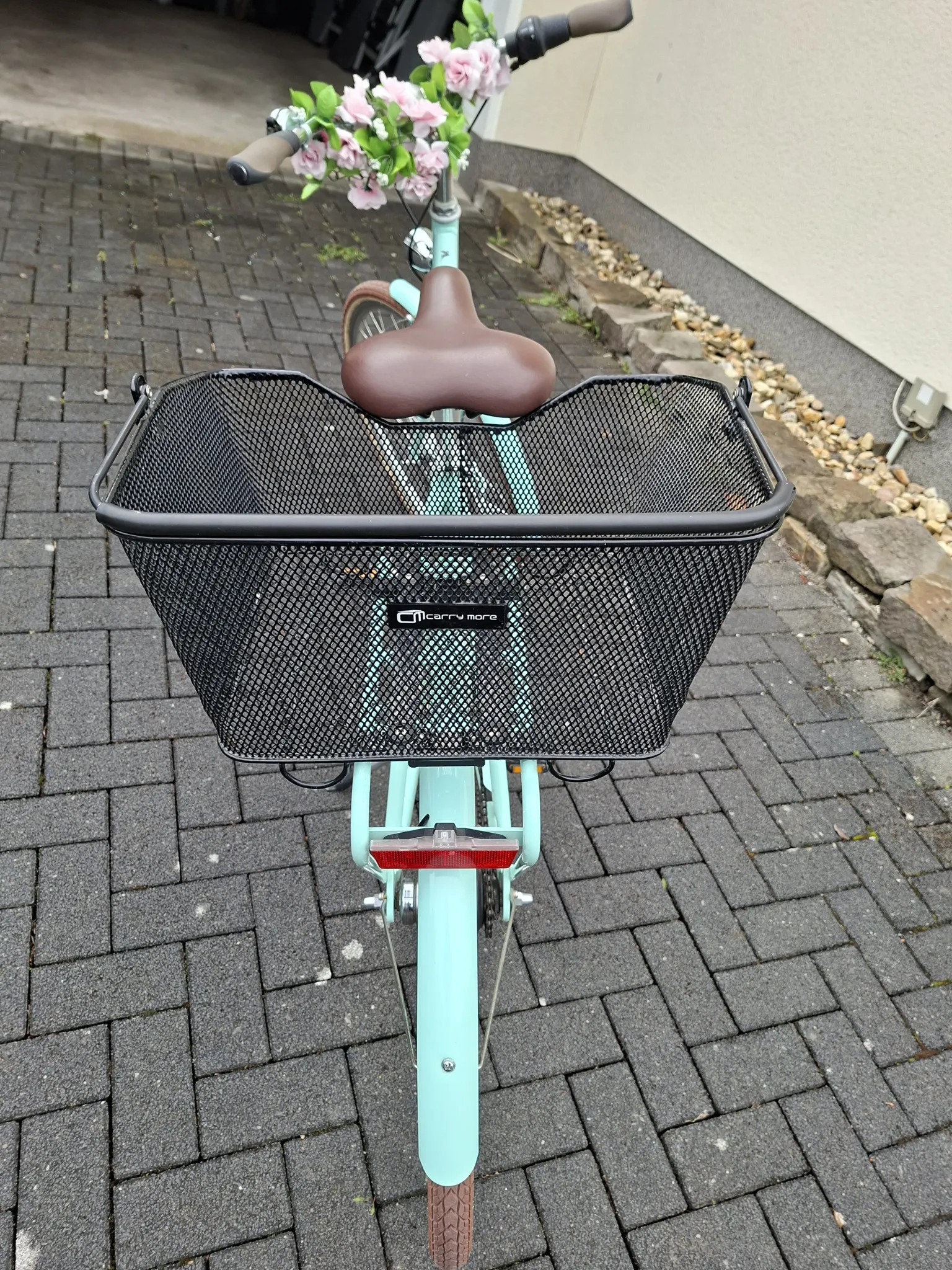 Die Farbe des Damenrades ist türkis. Es ist wenig gelaufen und daher wie neu. Es stand in der Garage. Ich habe meiner Frau jetzt ein E-bike geschenkt, weshalb sie sich  schweren Herzens von dem Cityrad trennt.