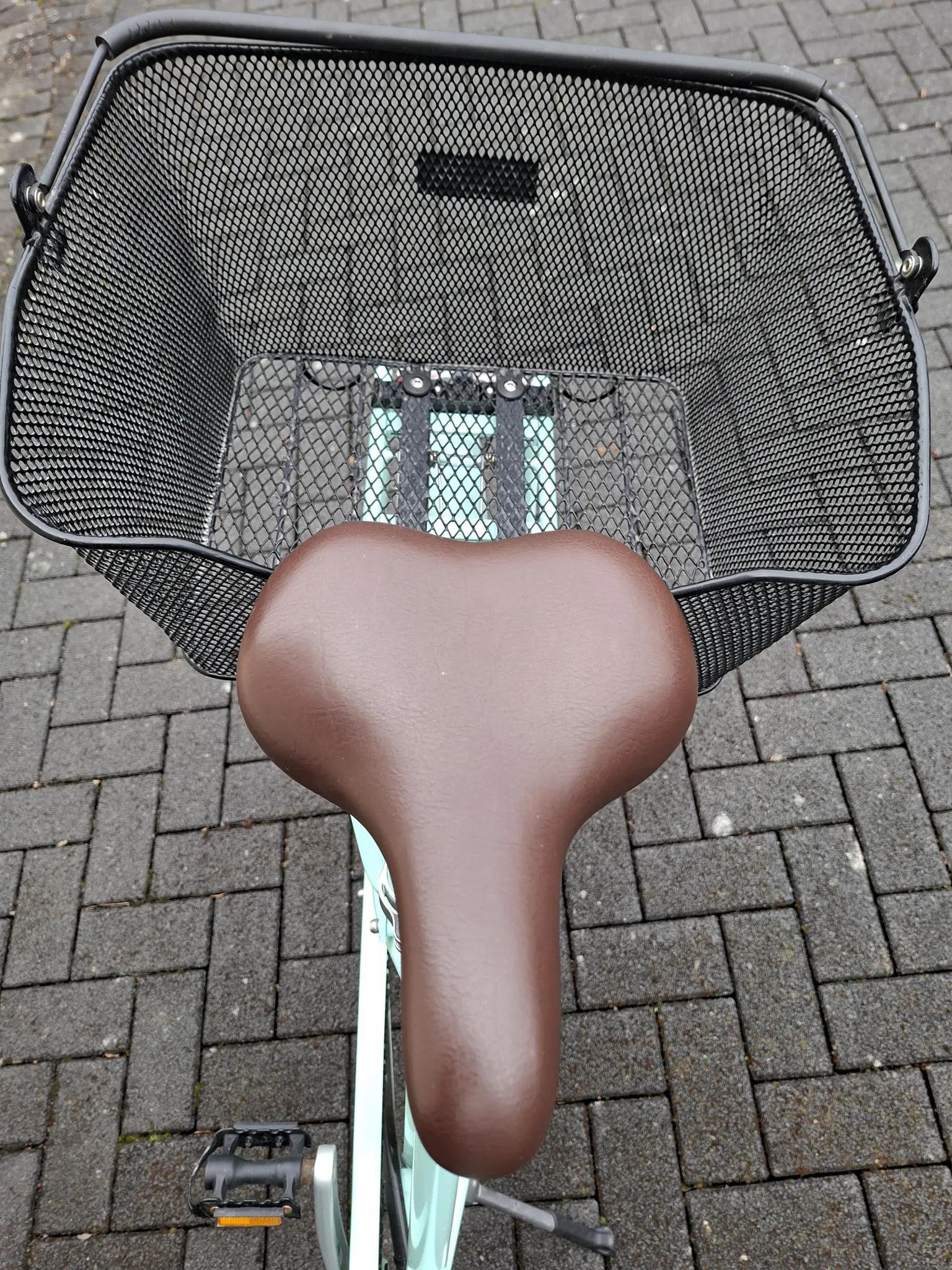 Die Farbe des Damenrades ist türkis. Es ist wenig gelaufen und daher wie neu. Es stand in der Garage. Ich habe meiner Frau jetzt ein E-bike geschenkt, weshalb sie sich  schweren Herzens von dem Cityrad trennt.