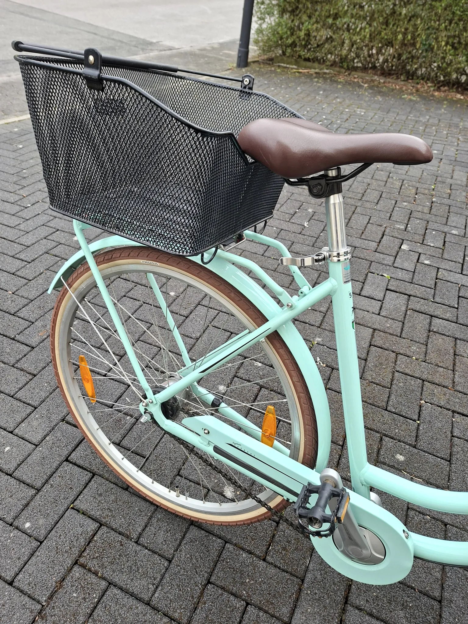 Die Farbe des Damenrades ist türkis. Es ist wenig gelaufen und daher wie neu. Es stand in der Garage. Ich habe meiner Frau jetzt ein E-bike geschenkt, weshalb sie sich  schweren Herzens von dem Cityrad trennt.