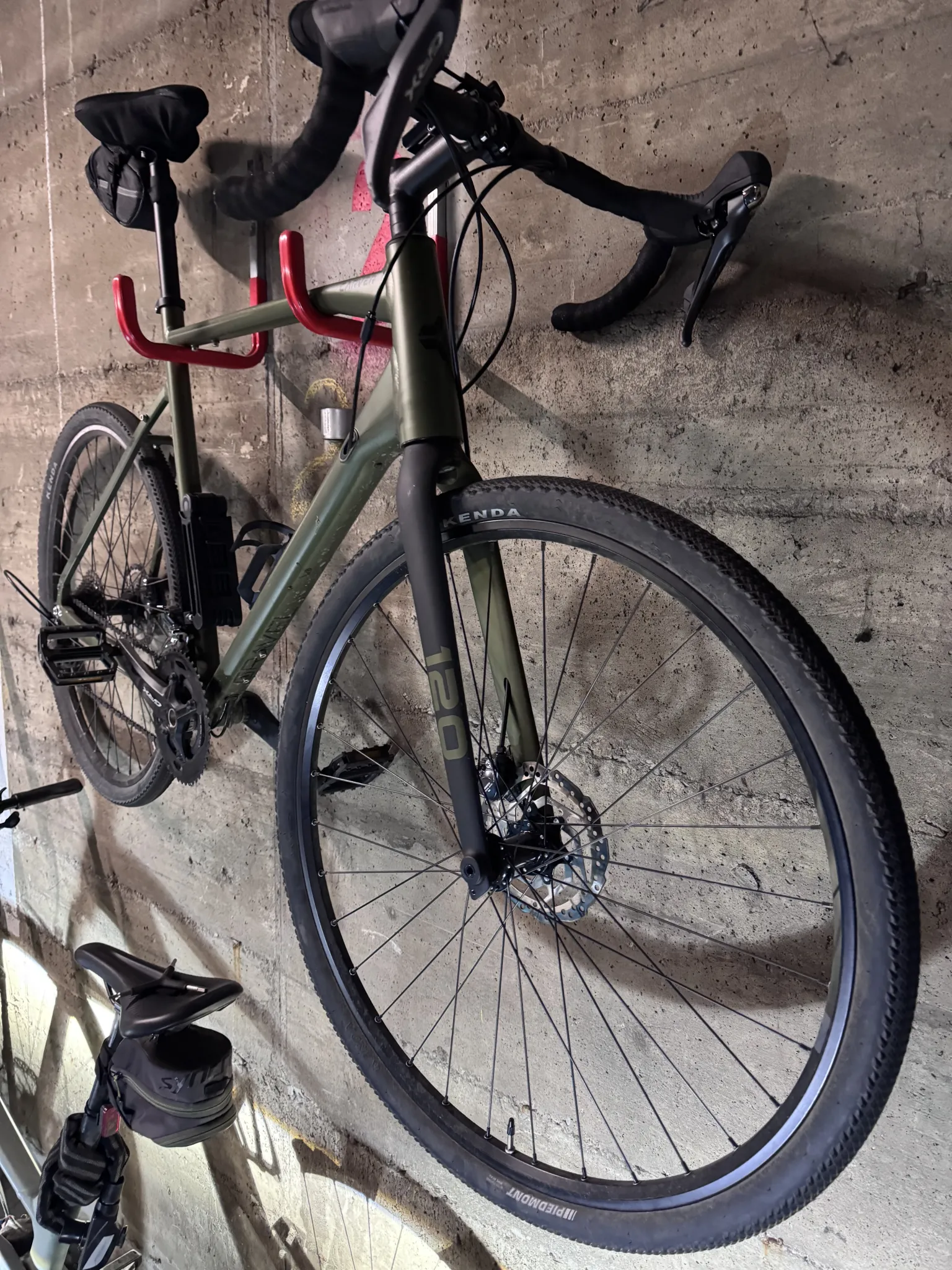 Verkauft wird ein sehr wenig genutztes Gravelbike der Firma Carver mit der Rahmengrösse XXL.
Das Kaufdatum war der 08.07.2024 und wurde etwa 100-150 km bewegt und befindet sich daher in einem absolut neuwertigen Zustand!
Abzuholen ist das Fahrrad in Koblenz und kann vor Ort auch besichtigt werden.
Spezifikationen:
22 Gang Kettenschaltung SHIMANO GRX
Hydraulische Scheibenbremse
Gewicht lt. Herstellerangabe 10,2kg
Zul. Gesamtgewicht 120kg
https://www.carver.de/products/gravel-120-p000000004?srsltid=AfmBOor1m6WOqsGyEGB3XQvcISTdKssBt6IeG7C36gt_2TrR27AL4wmA