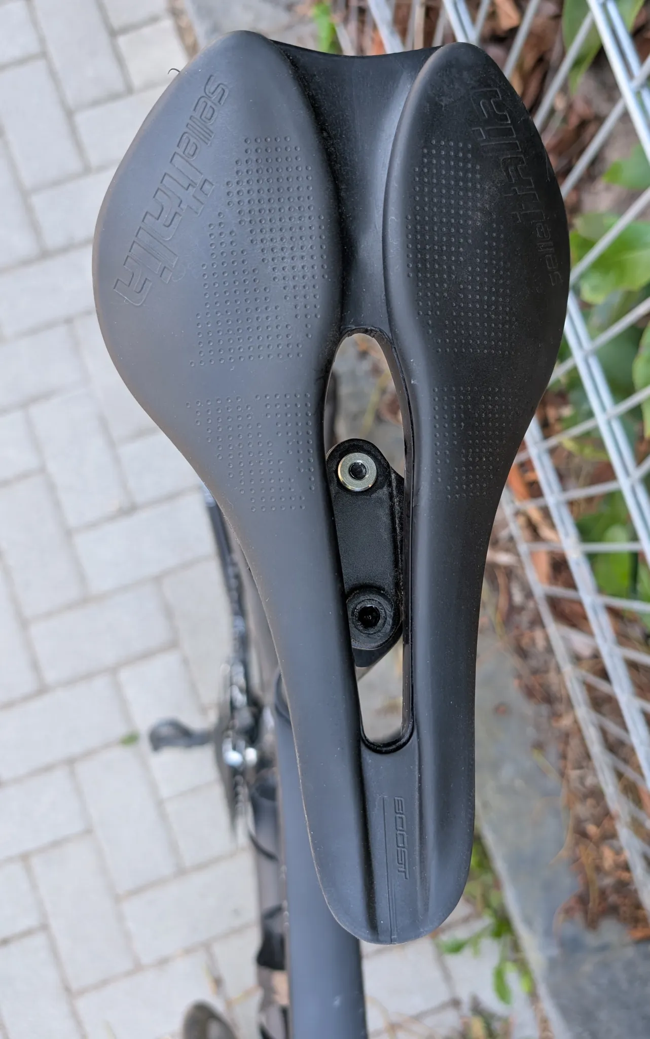 Ich biete hier mein Basso Ventura Rennrad zum Verkauf an. Es ist ein hochwertiges Carbon-Rennrad, das für Geschwindigkeit und Komfort auf der Straße konzipiert wurde. Dieses Modell ist ideal für ambitionierte Radfahrer und bietet eine hervorragende Performance.
* Rahmenmaterial: Carbon
* Bremssystem: Scheibenbremsen für zuverlässige Bremskraft
* Farbe: Mattes Schwarz
* Marke: Basso Ventura
Das Rad ist in einem sehr guten Zustand und wurde stets gepflegt. Es weist nur minimale Gebrauchsspuren auf und ist sofort einsatzbereit für deine nächste Tour.
Wurde maximal 500 km gefahren.
Alter 3 Jahre, Neupreis 3.000€.
Rahmengröße 53cm
Schreib mir einfach, wenn du Fragen hast.