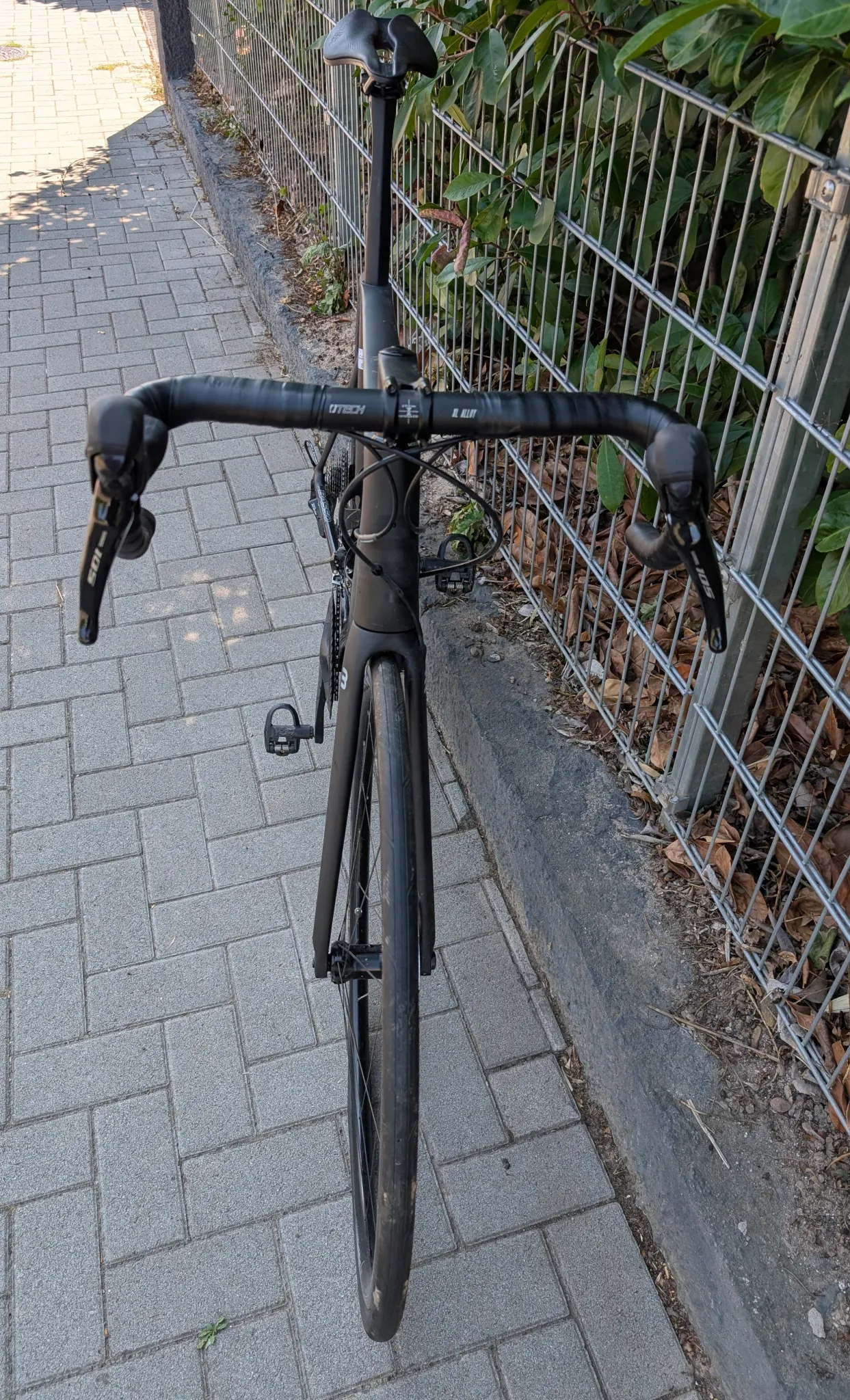 Ich biete hier mein Basso Ventura Rennrad zum Verkauf an. Es ist ein hochwertiges Carbon-Rennrad, das für Geschwindigkeit und Komfort auf der Straße konzipiert wurde. Dieses Modell ist ideal für ambitionierte Radfahrer und bietet eine hervorragende Performance.
* Rahmenmaterial: Carbon
* Bremssystem: Scheibenbremsen für zuverlässige Bremskraft
* Farbe: Mattes Schwarz
* Marke: Basso Ventura
Das Rad ist in einem sehr guten Zustand und wurde stets gepflegt. Es weist nur minimale Gebrauchsspuren auf und ist sofort einsatzbereit für deine nächste Tour.
Wurde maximal 500 km gefahren.
Alter 3 Jahre, Neupreis 3.000€.
Rahmengröße 53cm
Schreib mir einfach, wenn du Fragen hast.