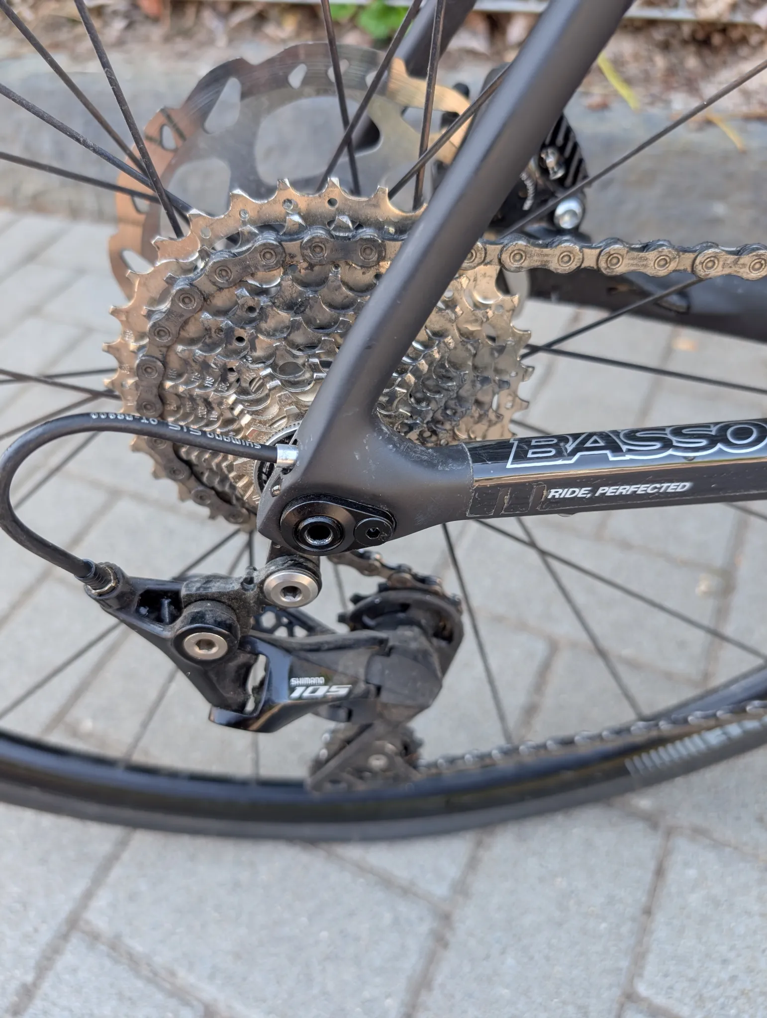 Ich biete hier mein Basso Ventura Rennrad zum Verkauf an. Es ist ein hochwertiges Carbon-Rennrad, das für Geschwindigkeit und Komfort auf der Straße konzipiert wurde. Dieses Modell ist ideal für ambitionierte Radfahrer und bietet eine hervorragende Performance.
* Rahmenmaterial: Carbon
* Bremssystem: Scheibenbremsen für zuverlässige Bremskraft
* Farbe: Mattes Schwarz
* Marke: Basso Ventura
Das Rad ist in einem sehr guten Zustand und wurde stets gepflegt. Es weist nur minimale Gebrauchsspuren auf und ist sofort einsatzbereit für deine nächste Tour.
Wurde maximal 500 km gefahren.
Alter 3 Jahre, Neupreis 3.000€.
Rahmengröße 53cm
Schreib mir einfach, wenn du Fragen hast.