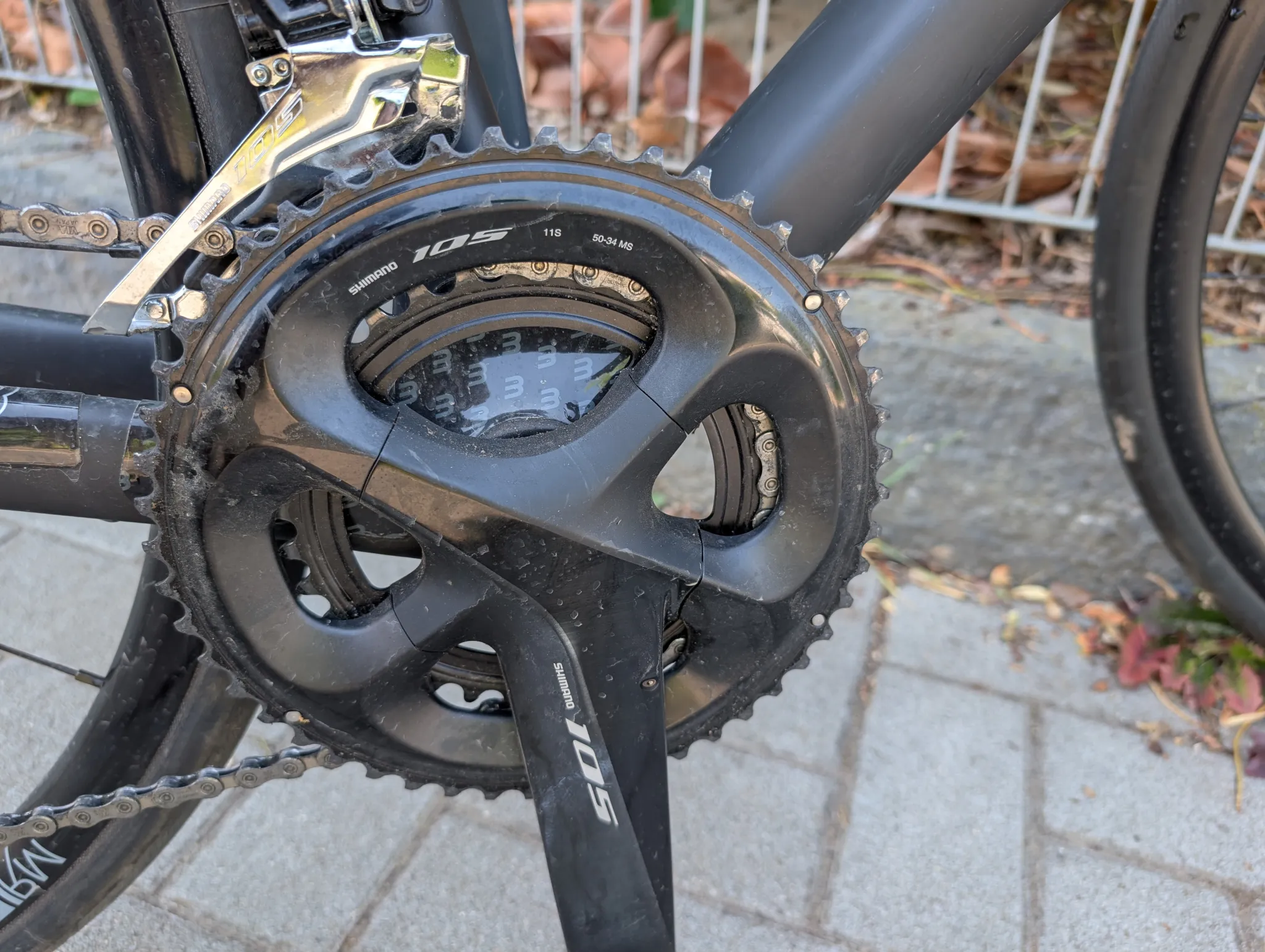 Ich biete hier mein Basso Ventura Rennrad zum Verkauf an. Es ist ein hochwertiges Carbon-Rennrad, das für Geschwindigkeit und Komfort auf der Straße konzipiert wurde. Dieses Modell ist ideal für ambitionierte Radfahrer und bietet eine hervorragende Performance.
* Rahmenmaterial: Carbon
* Bremssystem: Scheibenbremsen für zuverlässige Bremskraft
* Farbe: Mattes Schwarz
* Marke: Basso Ventura
Das Rad ist in einem sehr guten Zustand und wurde stets gepflegt. Es weist nur minimale Gebrauchsspuren auf und ist sofort einsatzbereit für deine nächste Tour.
Wurde maximal 500 km gefahren.
Alter 3 Jahre, Neupreis 3.000€.
Rahmengröße 53cm
Schreib mir einfach, wenn du Fragen hast.