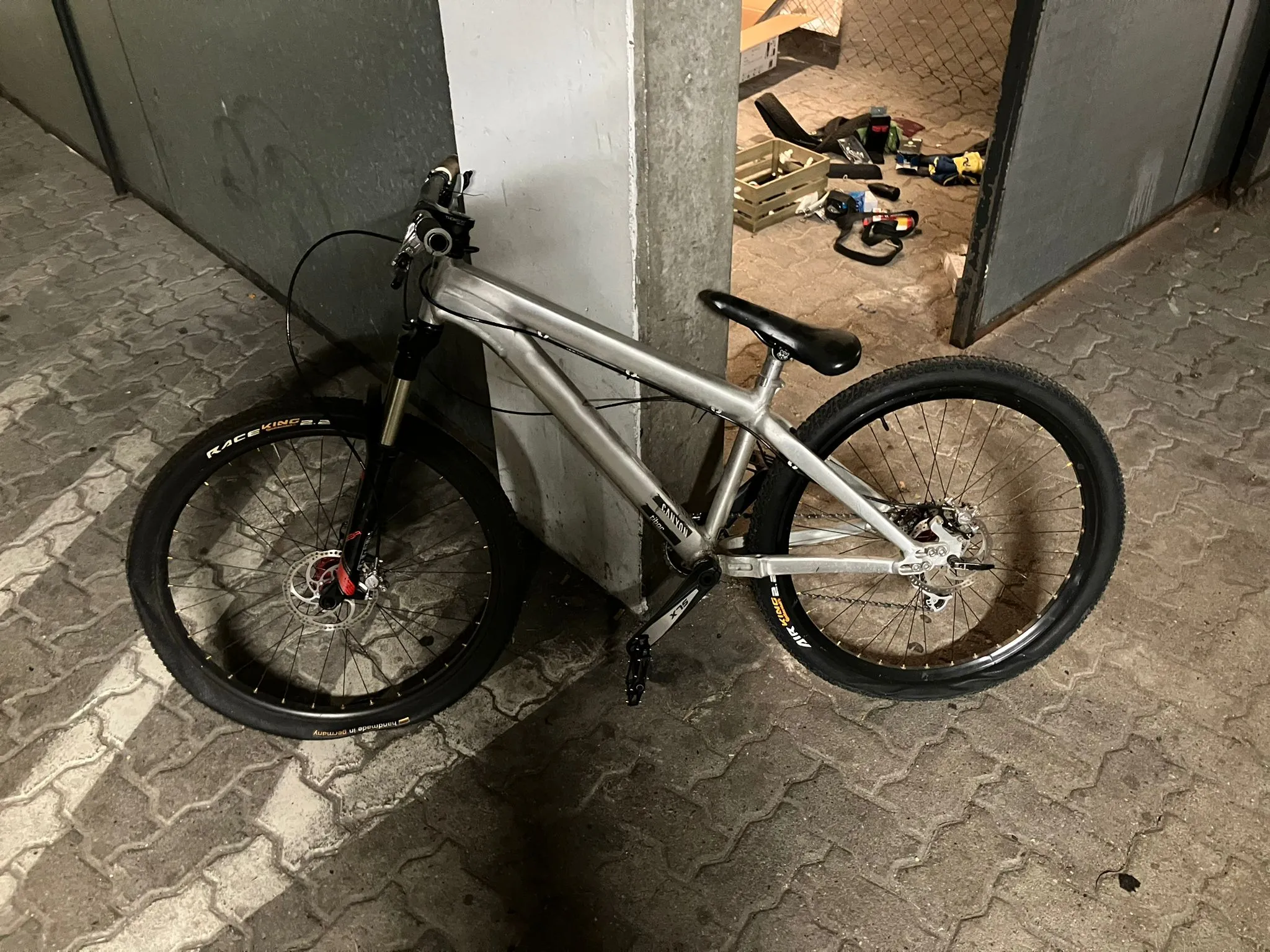 Dirt bike für Bastler
Canyon alu-Rahmen
formula bremsen
RockShox Gabel
2 Felgen Sätze, einer mit Hope Narben
Gangschaltung fürs Hinterrad

Gewicht ~11,5 kg (ohne Schaltung und mit dem leichteren Felgensatz waren es mal 10kg)n!
