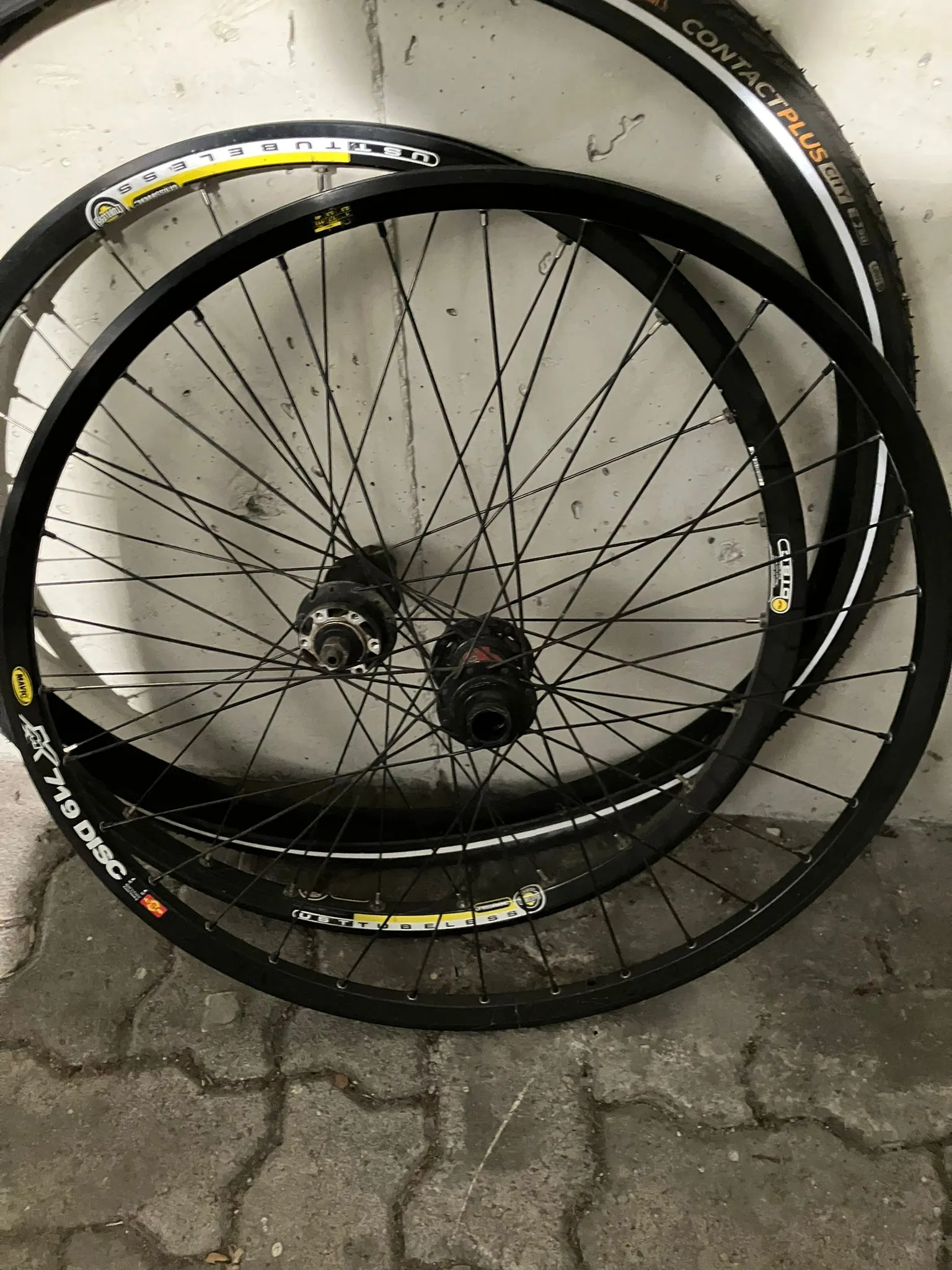 Dirt bike für Bastler
Canyon alu-Rahmen
formula bremsen
RockShox Gabel
2 Felgen Sätze, einer mit Hope Narben
Gangschaltung fürs Hinterrad

Gewicht ~11,5 kg (ohne Schaltung und mit dem leichteren Felgensatz waren es mal 10kg)n!