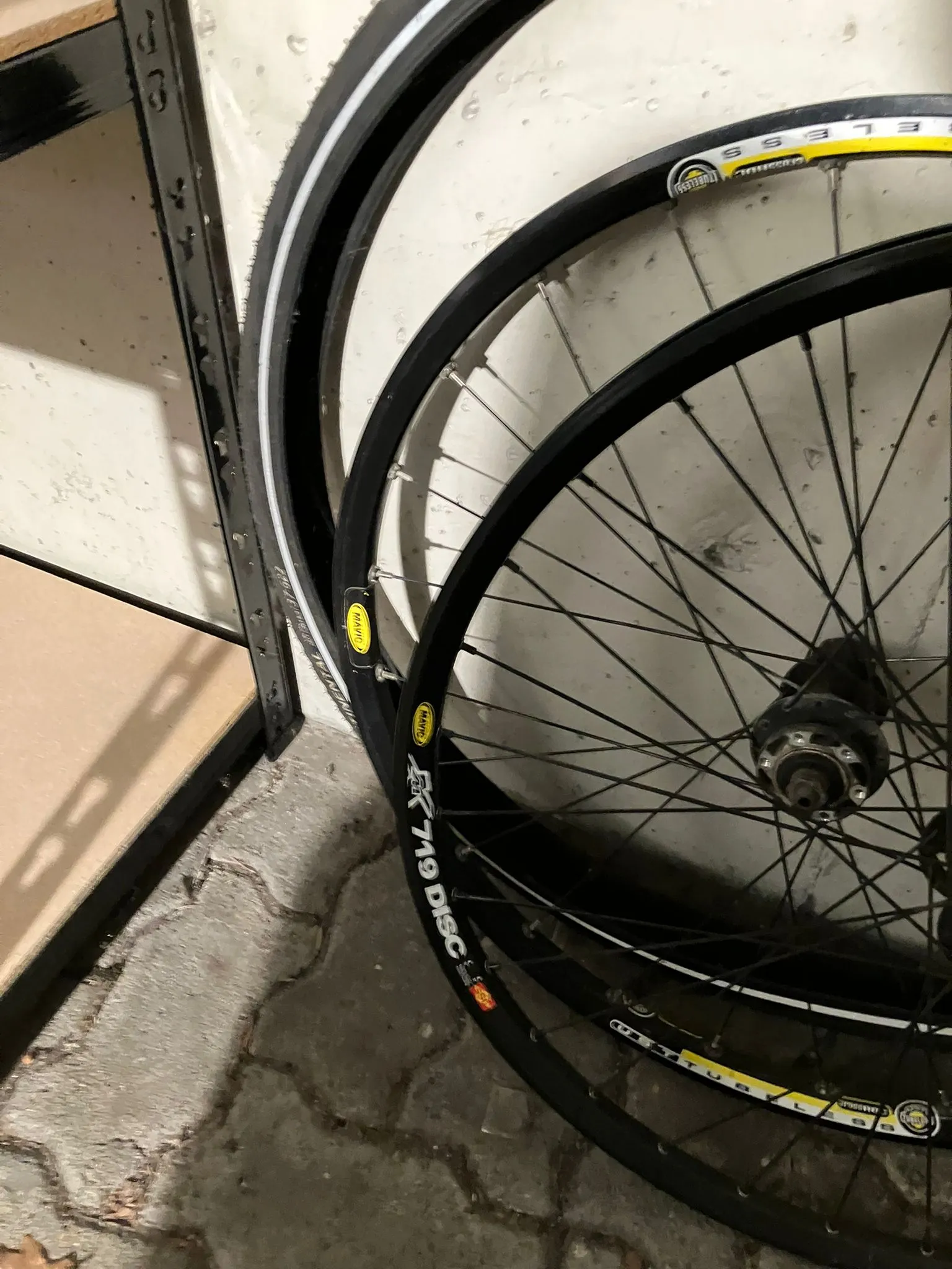 Dirt bike für Bastler
Canyon alu-Rahmen
formula bremsen
RockShox Gabel
2 Felgen Sätze, einer mit Hope Narben
Gangschaltung fürs Hinterrad

Gewicht ~11,5 kg (ohne Schaltung und mit dem leichteren Felgensatz waren es mal 10kg)n!