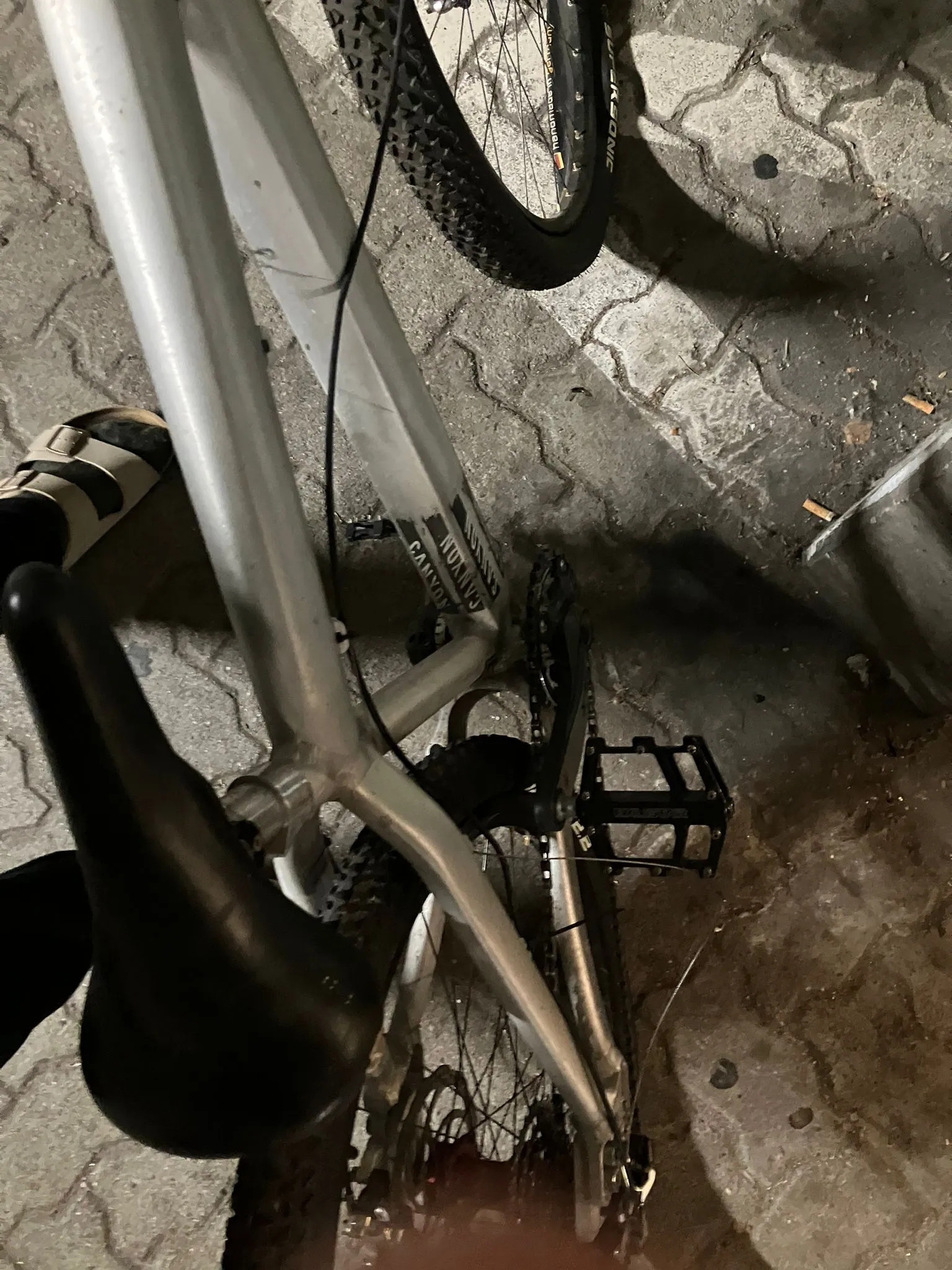 Dirt bike für Bastler
Canyon alu-Rahmen
formula bremsen
RockShox Gabel
2 Felgen Sätze, einer mit Hope Narben
Gangschaltung fürs Hinterrad

Gewicht ~11,5 kg (ohne Schaltung und mit dem leichteren Felgensatz waren es mal 10kg)n!