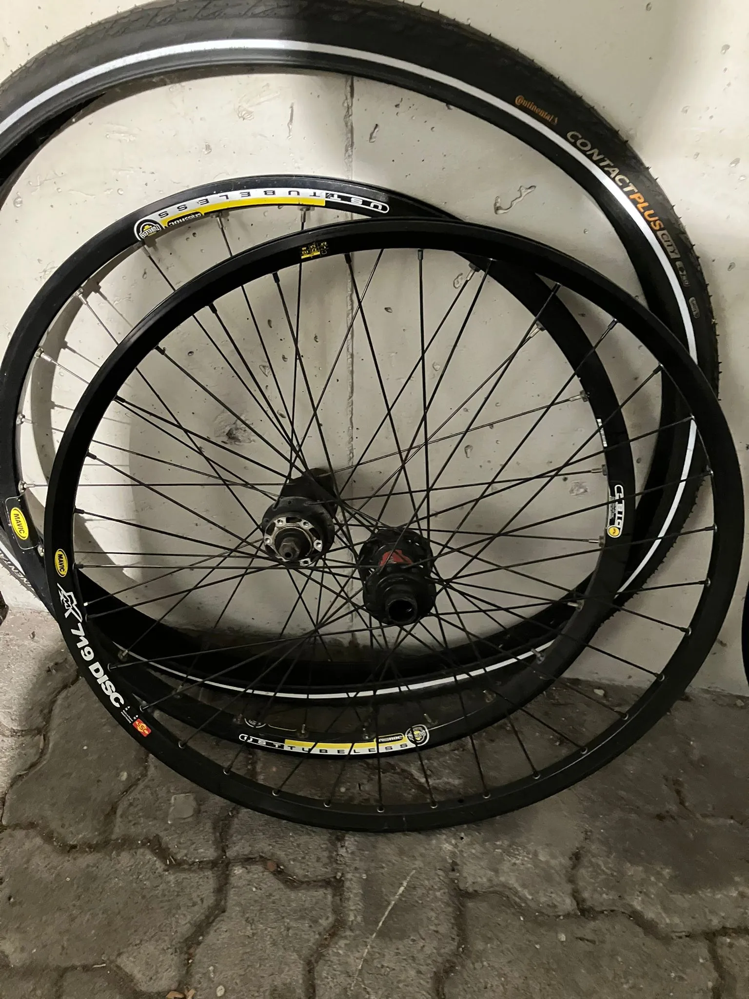 Dirt bike für Bastler
Canyon alu-Rahmen
formula bremsen
RockShox Gabel
2 Felgen Sätze, einer mit Hope Narben
Gangschaltung fürs Hinterrad

Gewicht ~11,5 kg (ohne Schaltung und mit dem leichteren Felgensatz waren es mal 10kg)n!