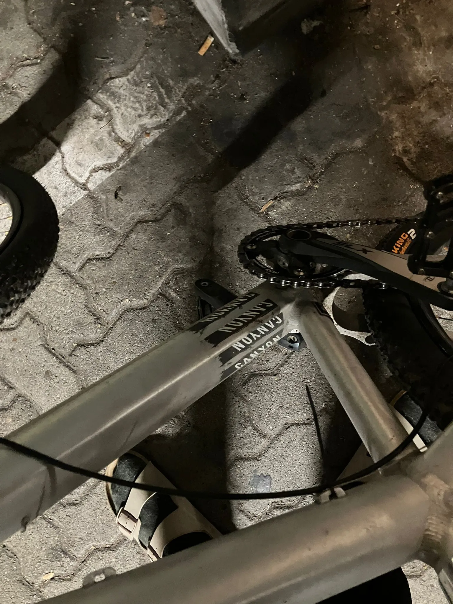 Dirt bike für Bastler
Canyon alu-Rahmen
formula bremsen
RockShox Gabel
2 Felgen Sätze, einer mit Hope Narben
Gangschaltung fürs Hinterrad

Gewicht ~11,5 kg (ohne Schaltung und mit dem leichteren Felgensatz waren es mal 10kg)n!